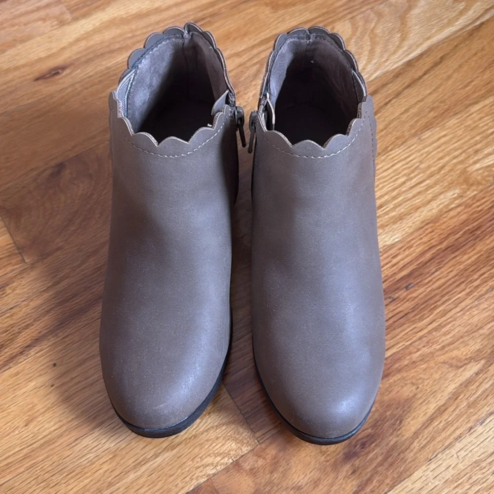 NWT Girls Brown Boots (Size 1)